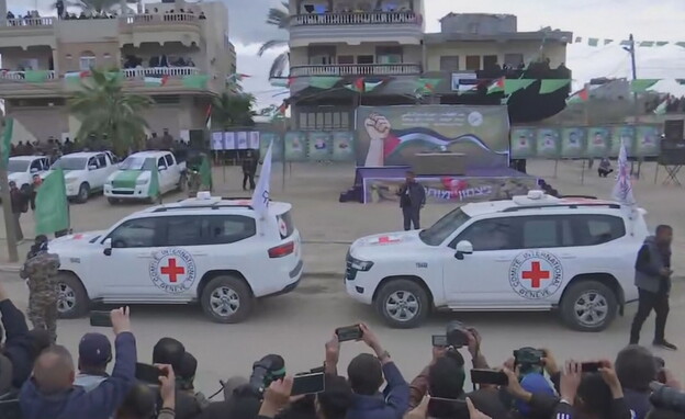 רכבי הצלב האדום בדיר אל-בלח