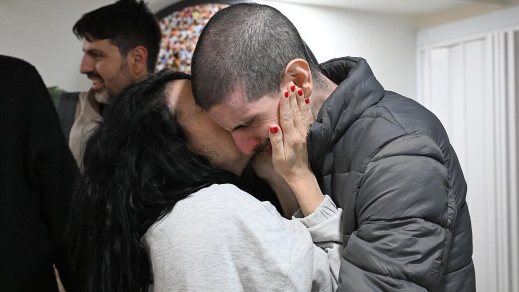 אור לוי במפגש ראשון עם בני משפחתו אור לוי במפגש ראשון עם בני משפחתו