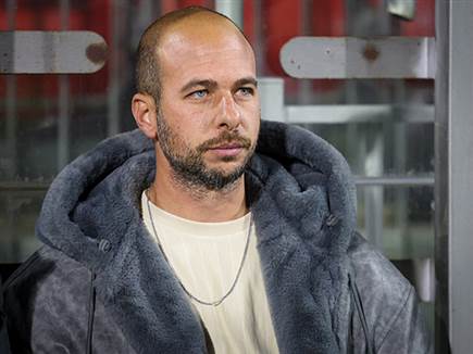 לוזון מסמן וי ובורח מהקו האדום (צילום: קובי אליהו)