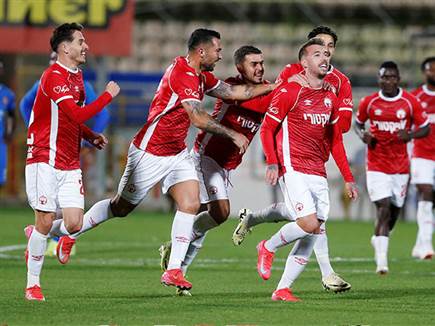 שחקני ב“ש חוגגים עם מדיירוש (אלן שיבר)