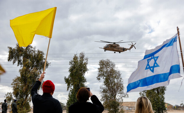 החטופים מגיעים לבית החולים (צילום: reuters)