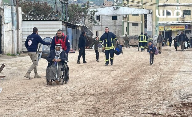 פלסטינים עוזבים את מחנה הפליטים אל-פארעה