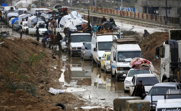 מעבר עזתים צפונה (צילום: (Photo by Ashraf Amra/Anadolu via Getty Images)