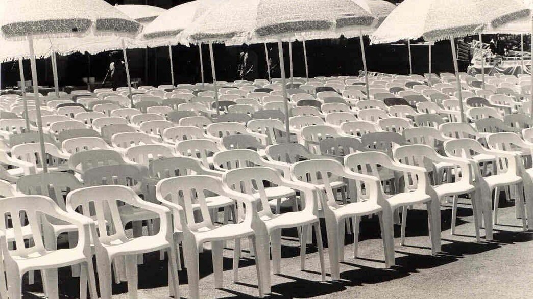 כיסאות כתר פלסטיק בכרמיאל צילום באדיבות ארכיון כתר