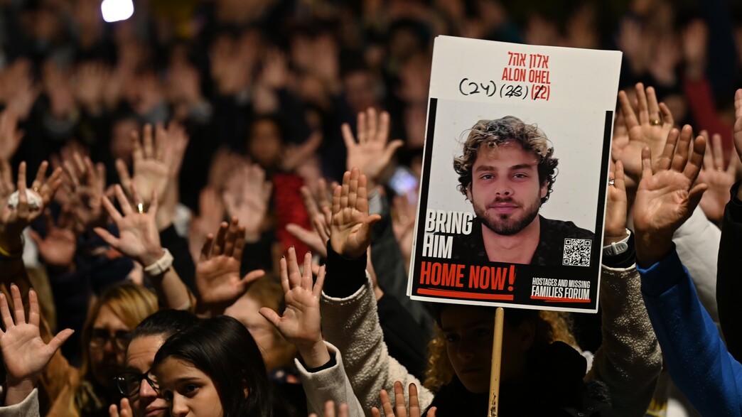 ציון יום ההולדת של אלון אהל בכיכר החטופים