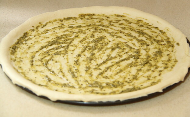 מורחים שכבה דקה של פסטו ושולחים לאפייה קצרה