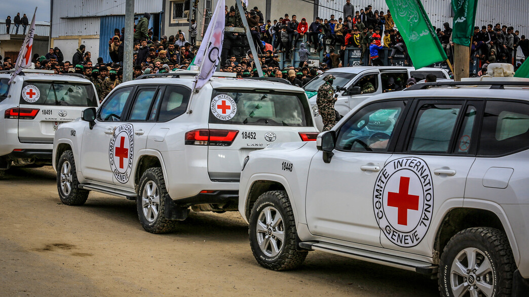 הצלב האדום לצד מחבלי חמאס בנקודת שחרור החטופים