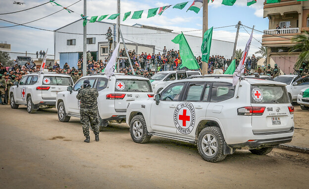 הצלב האדום לצד מחבלי חמאס בנקודת שחרור החטופים (צילום: עבד רחים חטיב, פלאש 90)