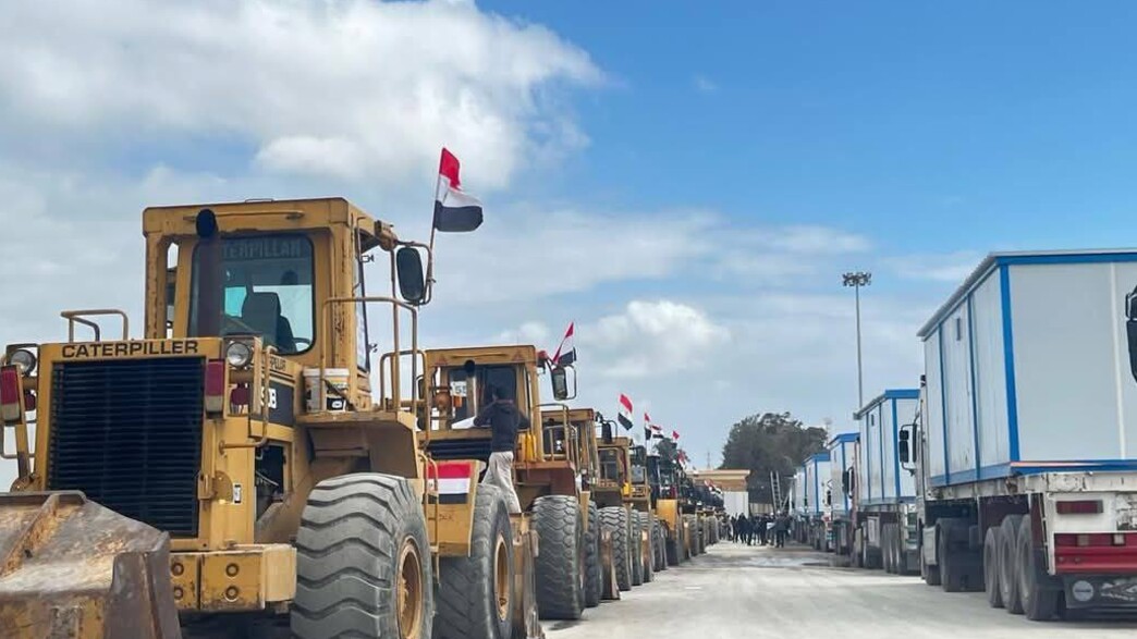 כלים הנדסיים וקרוואנים במעבר רפיח כלים הנדסיים וקרוואנים במעבר רפיח