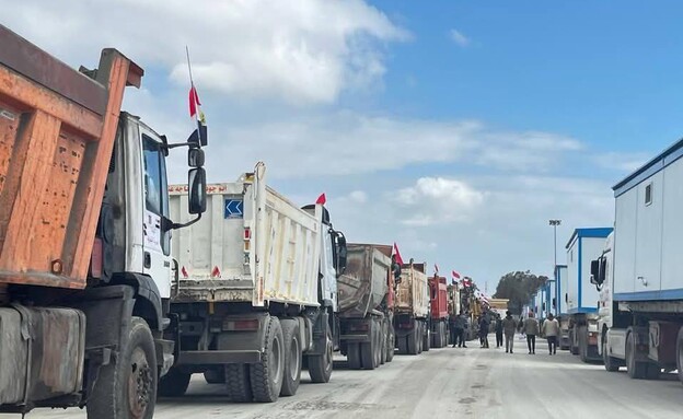 כלים הנדסיים וקרוואנים במעבר רפיח 