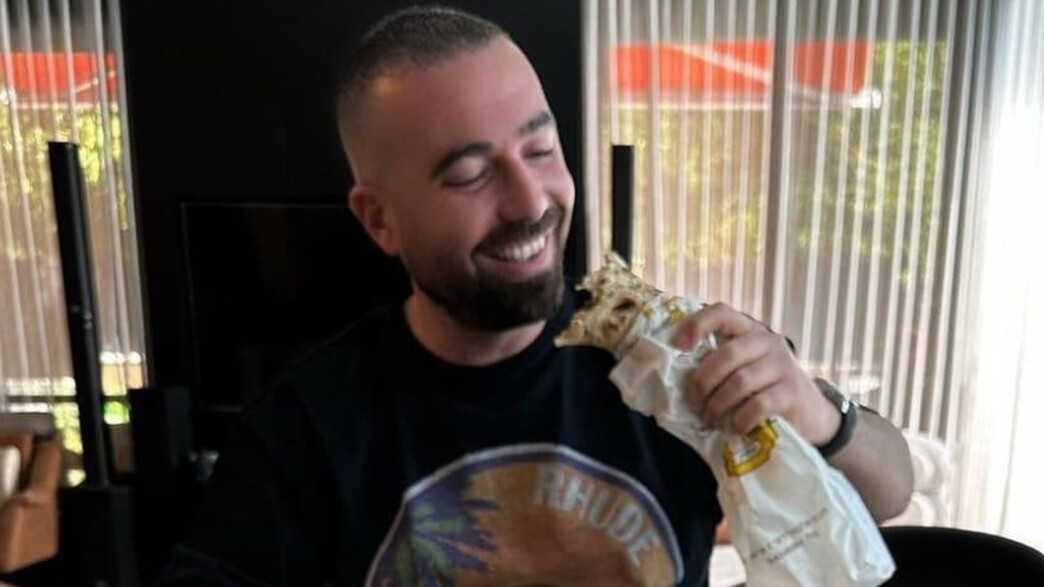 מנצל את הבאזז? עומר אדם מקדם את ההופעה