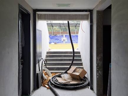 מבט בכניסה ליציע המערבי בזמן בנייה (רן ענפי)