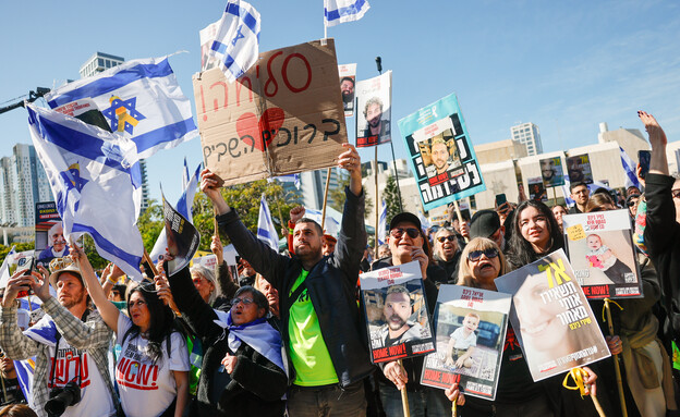 המונים צופים בשחרור בכיכר החטופים (צילום: יונתן זינדל, פלאש 90)