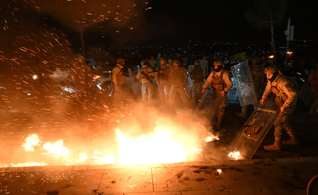 תומכי חיזבאללה תוקפים כוחות הביטחון הלבנוני (צילום:  Houssam Shbaro, getty images)