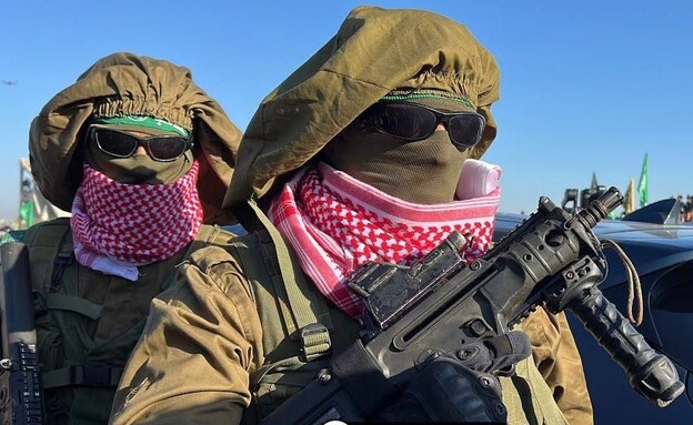 מחבל והנשק (צילום: מתוך תיעוד שעלה ברשתות החברתיות, שימוש לפי סעיף 27א' לחוק זכויות יוצרים) מחבל והנשק (צילום: מתוך תיעוד שעלה ברשתות החברתיות, שימוש לפי סעיף 27א' לחוק זכויות יוצרים)