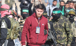 סשה טרופנוב ברגע השחרור (צילום: Reuters)