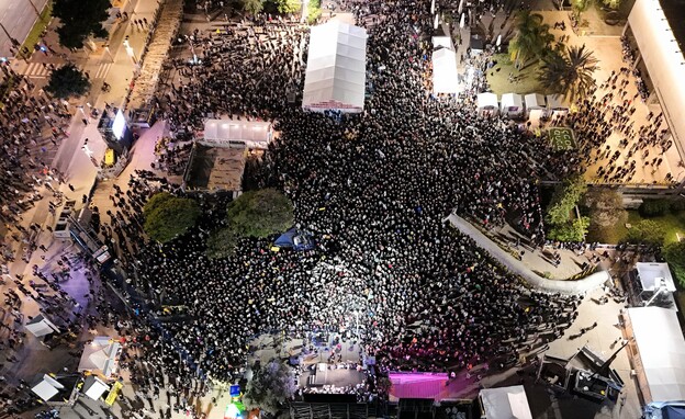 עצרת בכיכר החטופים (צילום: אמיר גולדשטיין)