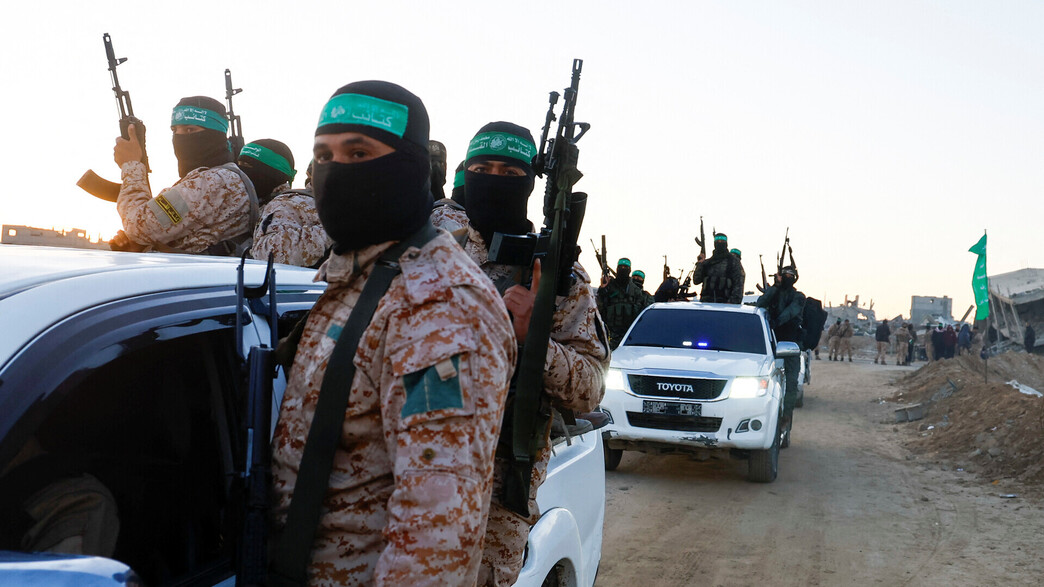 מחבלי חמאס חמושים במפגן כוח לפני שחרור החטופים