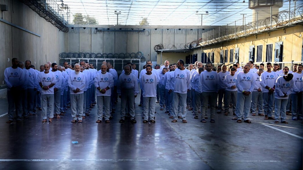 המחבלים המשוחררים עם חולצות מגן דוד