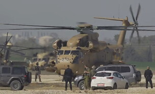 מסוקי צה"ל הנושאים את השבים בבסיס רעים
