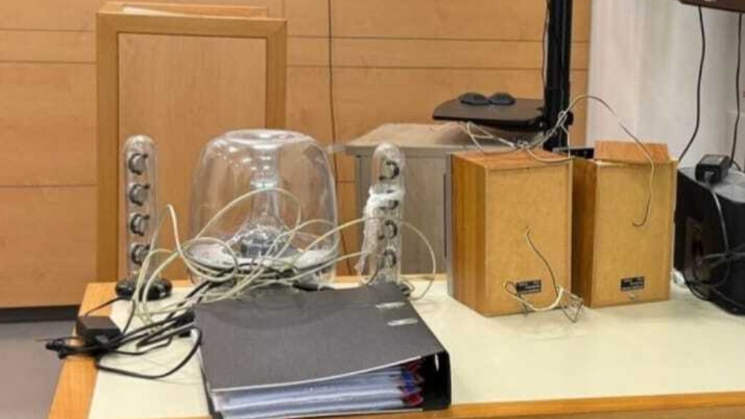 רמקולים בבית משפט