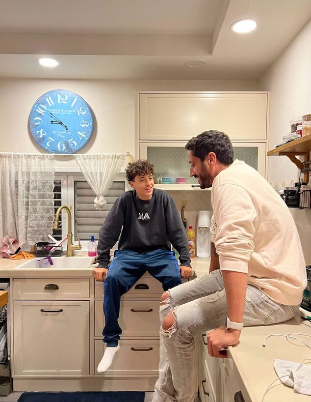 גל ומודי במטבח של מודי עם וליד גל ומודי במטבח של מודי עם וליד