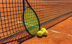 מחבט טניס, טניס, מגרש טניס (צילום: Igor Link, shutterstock)