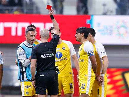 ונחמיאס ספג כרטיס אדום (צילום: אלן שיבר)