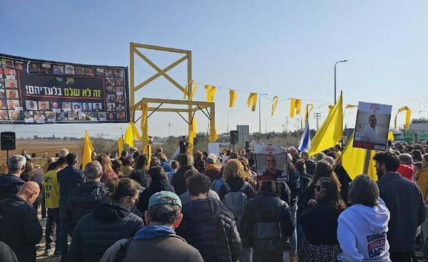 עשרות רבות של תושבי הנגב המערבי בעצרת בצומת הקשתות