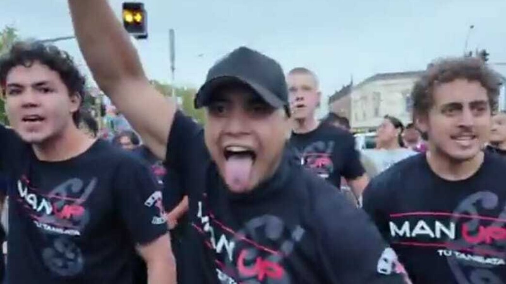 מוחים מבצעים את ה"האקה" במצעד הגאווה באוקלנד מוחים מבצעים את ה"האקה" במצעד הגאווה באוקלנד