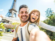 זוג מטייל בפריז