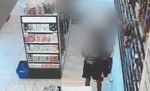 גונבים לאור יום מאחד מסניפי רשתות הפארם בארץ (צילום: דוברות המשטרה)