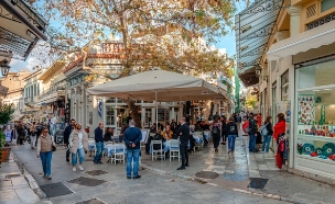 מסעדות תיירים פלאקה אתונה יוון (צילום: Apostolis Giontzis, shutterstock)