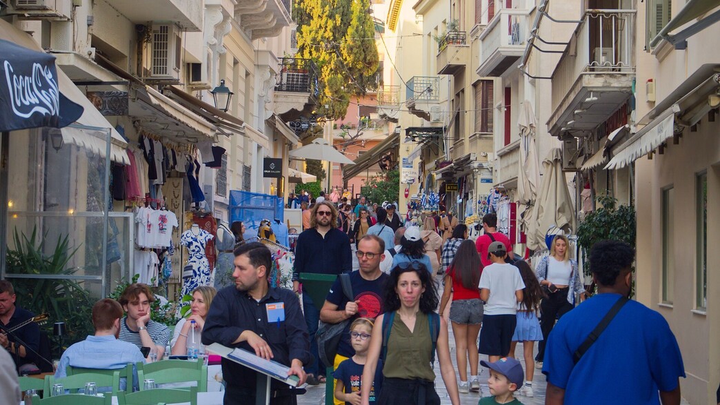 רחוב תיירים פלאקה אתונה יוון (צילום: Konstantinos Dimitros, shutterstock)