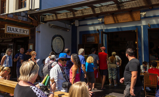 תיירים פרגבורגר ניו זילנד  תיירים פרגבורגר ניו זילנד