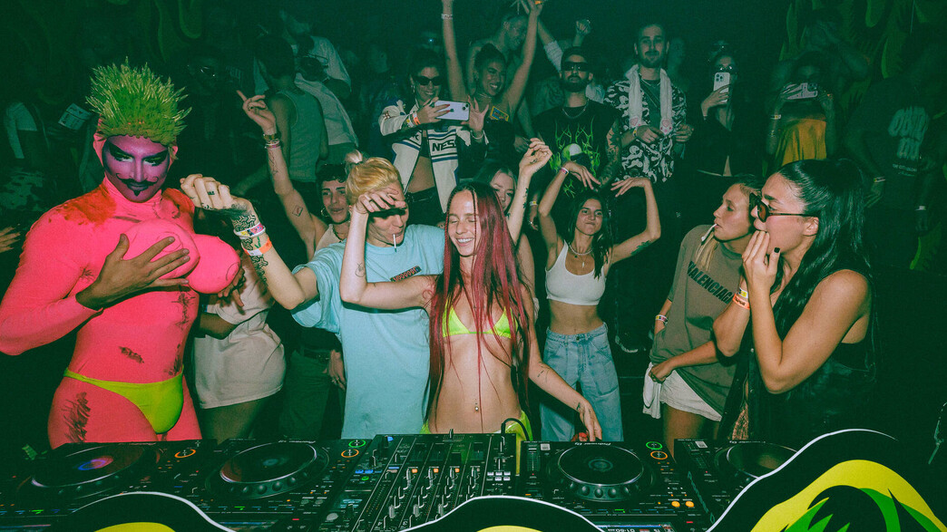 בובאז לובסטר ב-Freaks & Sticks בובאז לובסטר ב-Freaks & Sticks