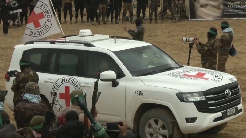 רכבי הצלב האדום בנקודת מסירת החללים החטופים