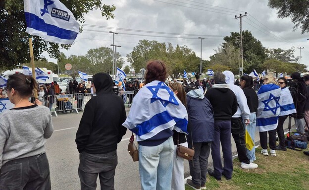 שיירת דגלים בכניסה למכון לרפואה משפטית (צילום: ליזי שאנן)