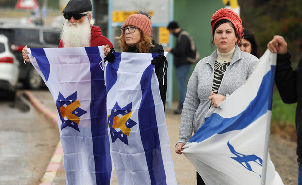 שיירת דגלים בצומת גמה (צילום: reuters)