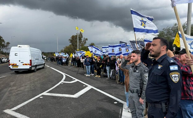 רכבי צה"ל חוצים לשטח ישראל  (צילום: דוברות המשטרה)