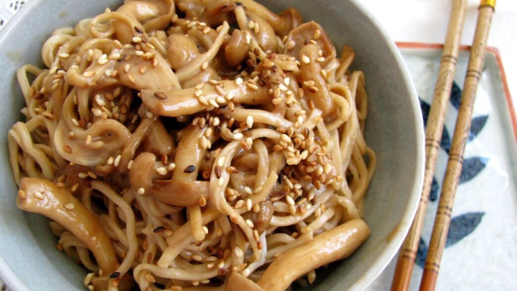 נודלס עם פטריות שימג'י נודלס עם פטריות שימג'י