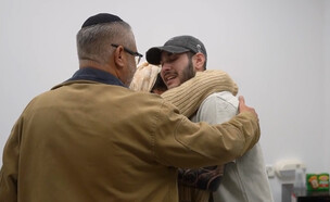 אלי-ה נפגש לראשונה עם משפחתו (צילום: חדשות)