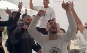 חבריו של עומר שם טוב חוגגים את השחרור (וידאו AVI: mako)