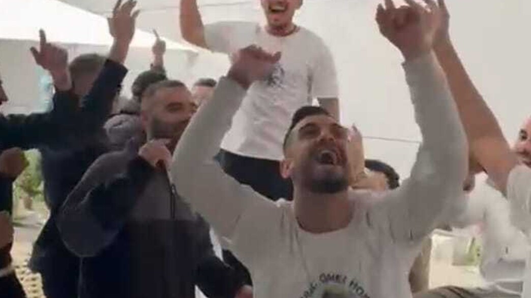 חבריו של עומר שם טוב חוגגים את השחרור חבריו של עומר שם טוב חוגגים את השחרור