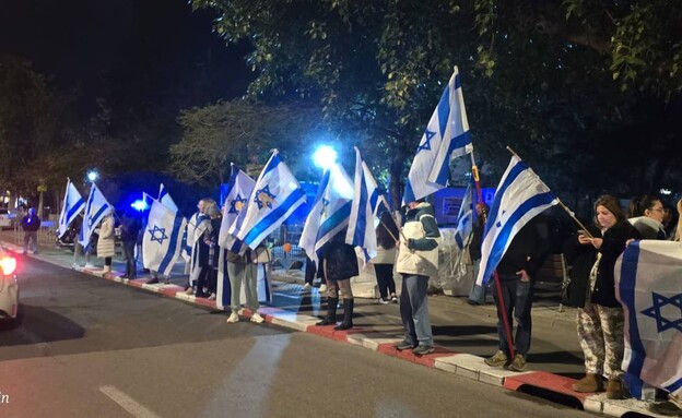 אזרחים יצאו לחלוק אחרון לשירי ביבס  (צילום: בועז לוין)