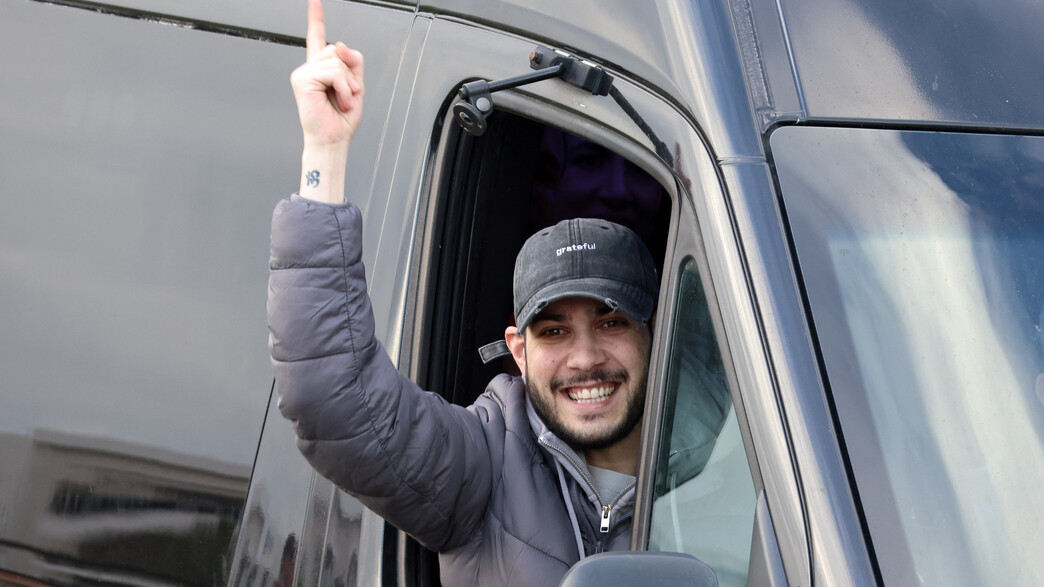 אלי-ה כהן מחוץ לבית החולים איכילוב