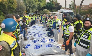 אנשי זק"א אומרים קדיש על נרצחים בקיבוץ בארי (צילום: זק"א)