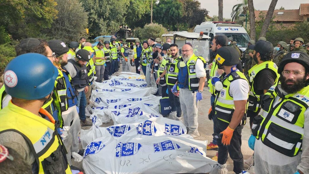 אנשי זק"א אומרים קדיש על נרצחים בקיבוץ בארי