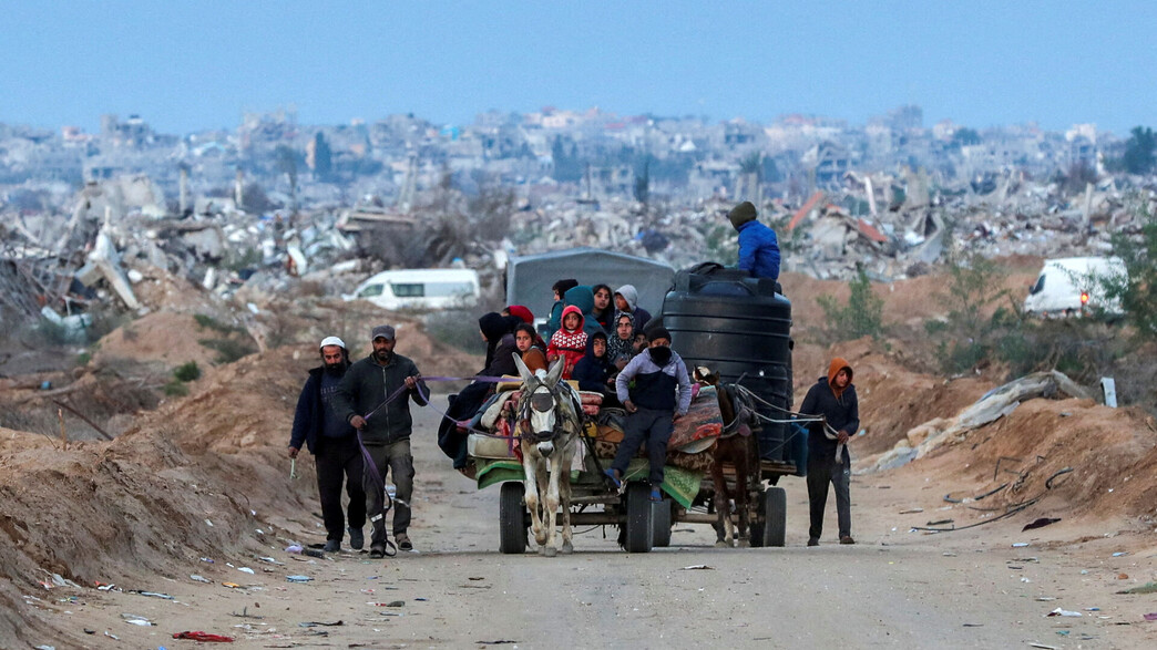 עזתים לאחר שצה"ל יצא מציר נצרים ברצועת עזה