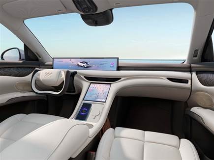 תא נוסעים שופע מסכים